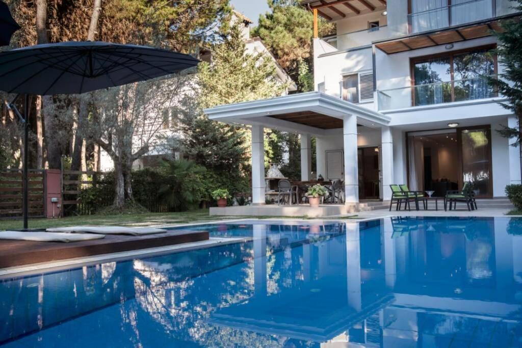 Beachfront Villa With Private Pool By Monika Experiences Golem  Zewnętrze zdjęcie